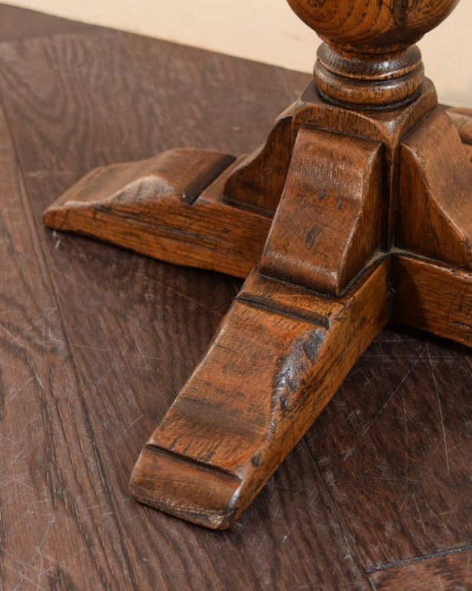 アンティークのテーブル　アンティーク家具　ワインテーブル　移動もラクラクHandleのアンティークは、脚の裏にフェルトキーパーをお付けしていますので、床を滑らせてれば移動が簡単です。(q-2262-f)