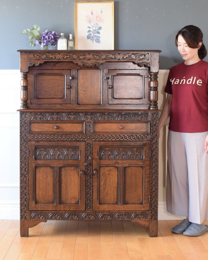 アンティークのキャビネット　アンティーク家具　コートカップボード　英国アンティークらしい美しさが際立つ家具細々とした収納も出来ちゃう引き出し収納と扉の収納が両方付いたカクテルキャビネットはアンティーク家具ではめずらしい形。(q-2263-f)