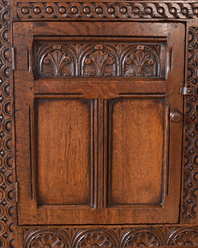 アンティークのキャビネット　アンティーク家具　コートカップボード　惚れ惚れしちゃう美しさこんなに堅い無垢材に一体どうやって彫ったんだろう？と不思議になるくらい細かい彫にうっとりです。(q-2263-f)