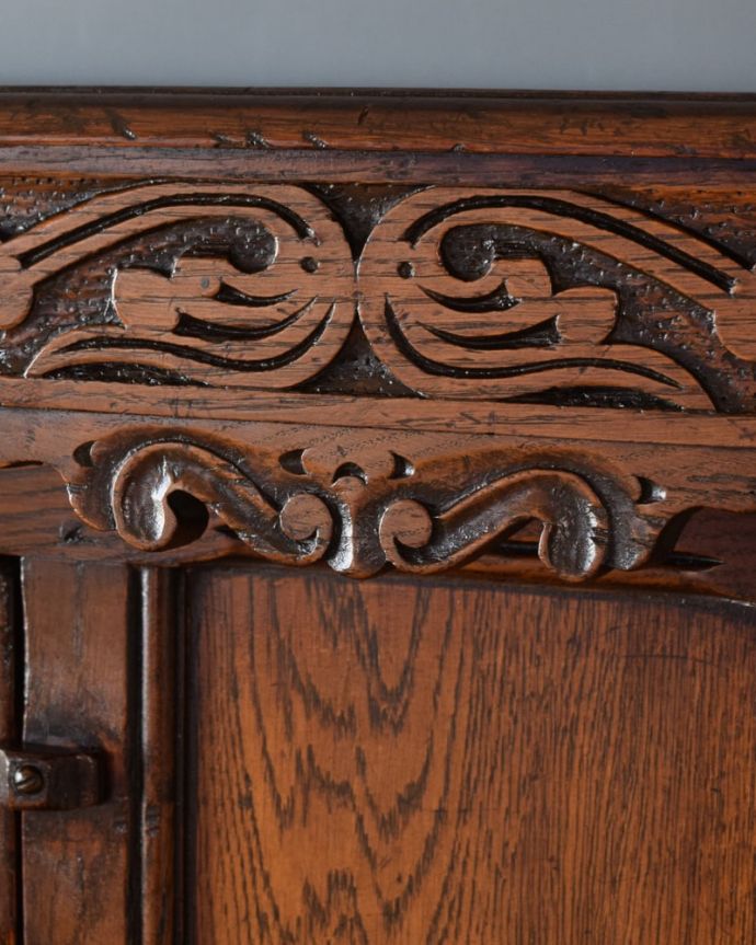アンティークのキャビネット　アンティーク家具　コートカップボード　いろんな場所にこだわり彫のデザインもいろいろです。(q-2263-f)