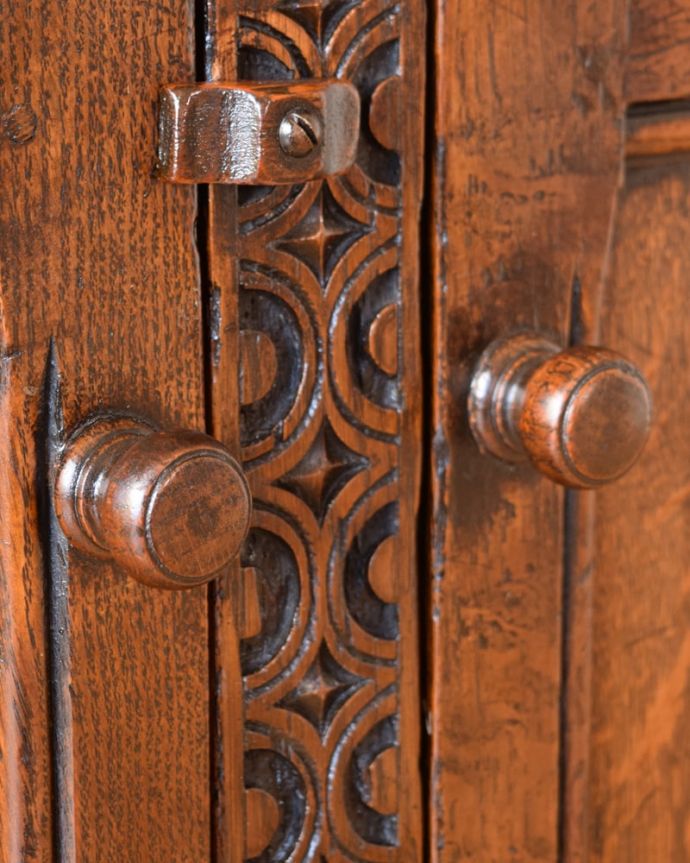 アンティークのキャビネット　アンティーク家具　コートカップボード　開ける度にワクワク取っ手もアンティークらしいデザイン。(q-2263-f)