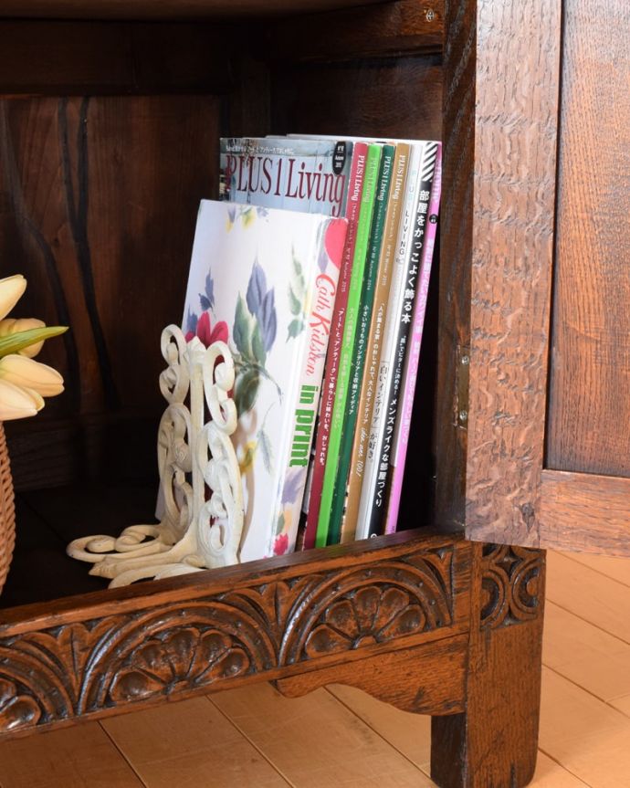 アンティークのキャビネット　アンティーク家具　コートカップボード　A4サイズも収納出来ちゃう優れものA4サイズの雑誌までしっかり収納出来ちゃう大きさ。(q-2263-f)