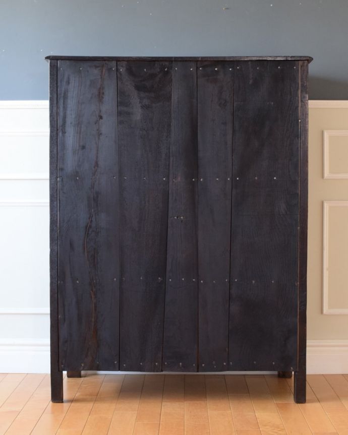 アンティークのキャビネット　アンティーク家具　コートカップボード　しっかり修復した自慢の後ろ姿アンティークは新品ではないので、もちろん経年変化によるキズはありますが、専門の職人がキレイに修復したので後ろ姿までキレイです。(q-2263-f)