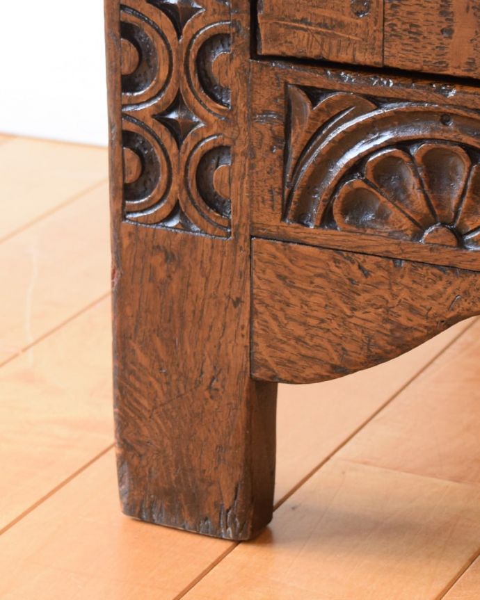 アンティークのキャビネット　アンティーク家具　コートカップボード　女性１人でラクラク運べちゃうんですHandleのアンティークは、脚の裏にフェルトキーパーをお付けしています。(q-2263-f)