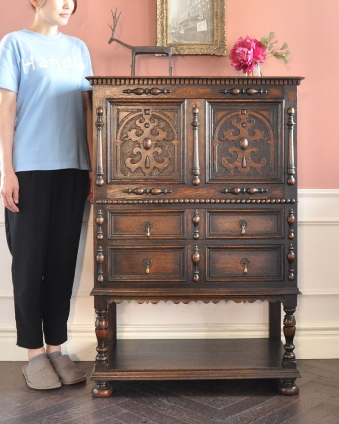 アンティークのキャビネット　アンティーク家具　アンティークのキャビネット、重厚で美しいイギリスのサイドボード　引き出しと扉、両方の収納が付いた便利な家具もともとベッドサイドに置いてカップ＆ソーサーを収納するために作られたカップボードチェスト。(q-2264-f)