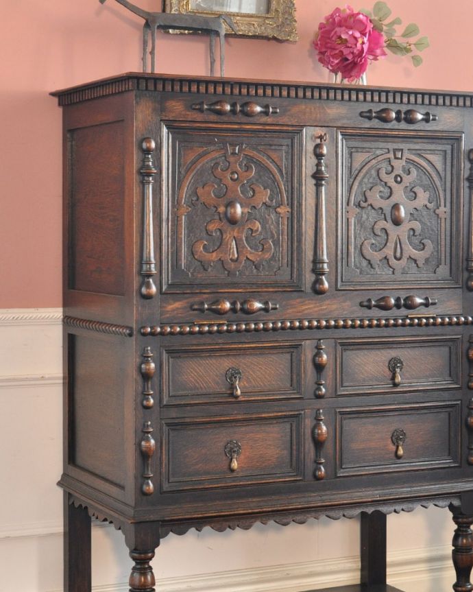 アンティークのキャビネット　アンティーク家具　カップボードチェスト　アンティークらしい彫りの美しさが魅力豪華な彫りの美しさがアンティークらしい雰囲気。(q-2264-f)