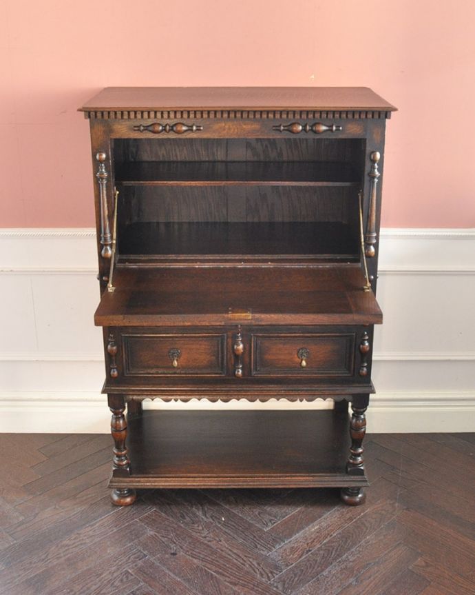 アンティークのキャビネット　アンティーク家具　アンティークのキャビネット、重厚で美しいイギリスのサイドボード　扉の中はこんな感じ 修復しました扉の中の収納はこんな感じになっています。(q-2264-f)