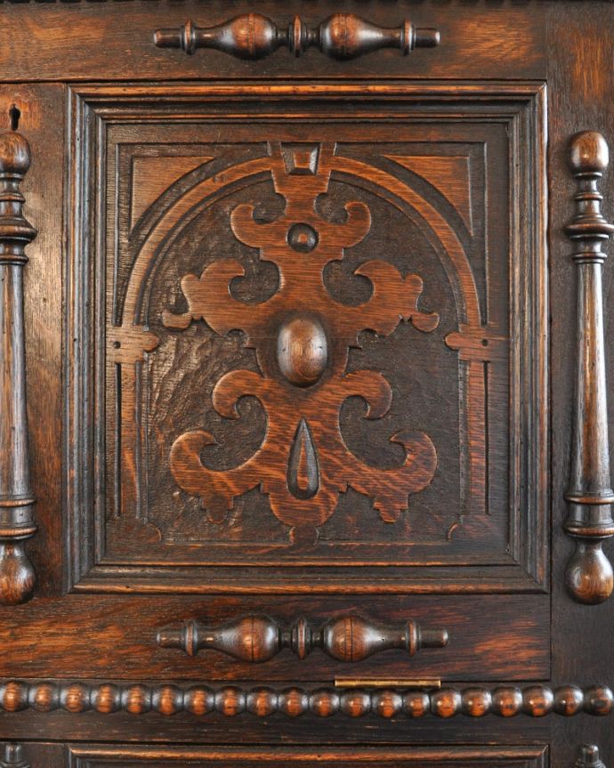 アンティークのキャビネット　アンティーク家具　カップボードチェスト　惚れ惚れしちゃう美しさこんなに堅い無垢材に一体どうやって彫ったんだろう？と不思議になるくらい細かい彫にうっとりです。(q-2264-f)