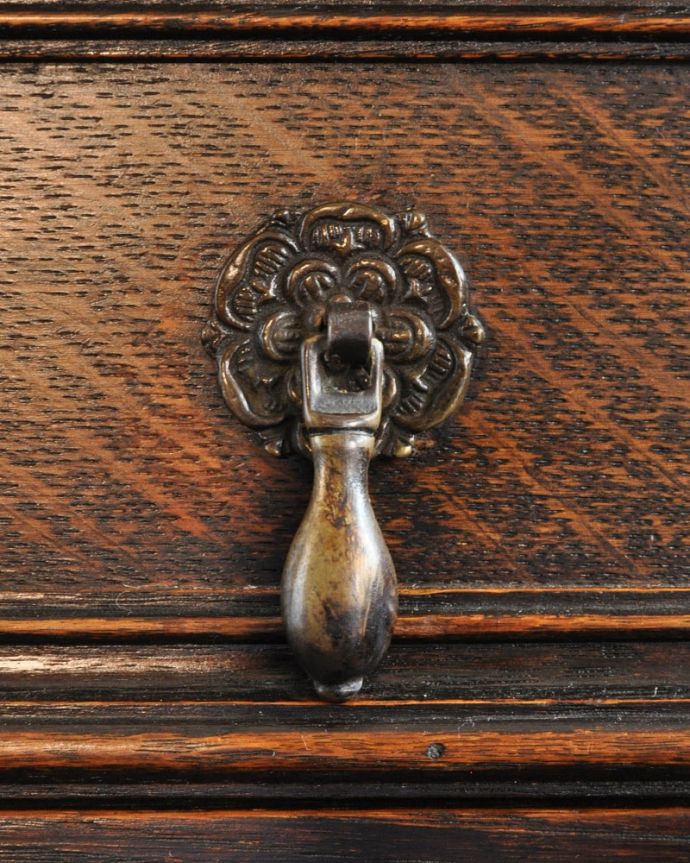 アンティークのキャビネット　アンティーク家具　カップボードチェスト　開ける度にワクワク取っ手もアンティークらしいデザイン。(q-2264-f)