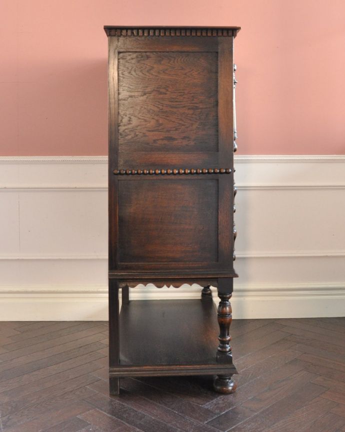 アンティークのキャビネット　アンティーク家具　カップボードチェスト　横から見ても美しいですどこから見られてもいいようにしっかり修復しました。(q-2264-f)