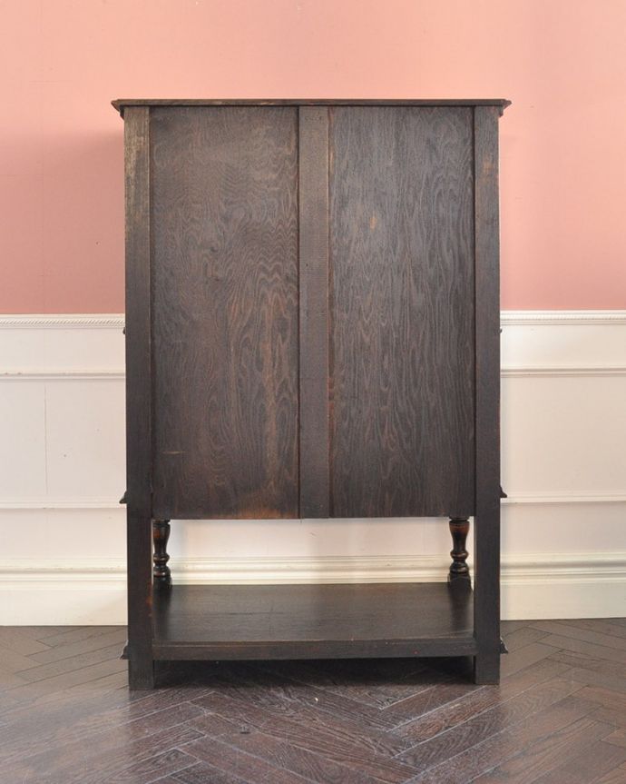 アンティークのキャビネット　アンティーク家具　カップボードチェスト　しっかり修復した自慢の後ろ姿アンティークは新品ではないので、もちろん経年変化によるキズはありますが、専門の職人がキレイに修復したので後ろ姿までキレイです。(q-2264-f)