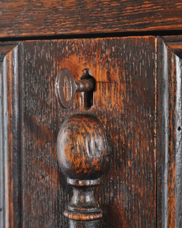 アンティークのキャビネット　アンティーク家具　カップボードチェスト　アンティークらしいデザインの取っ手引き出しの開け閉めもスムーズにできます。(q-2264-f)
