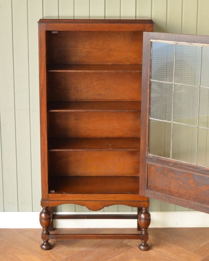 アンティークのキャビネット アンティーク家具 ブックケース 扉を開けると・・・重い本がたっぷり収納できるように頑丈に作られています。(q-2265-f)