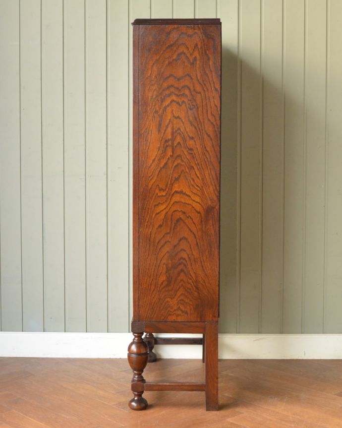 アンティークのキャビネット アンティーク家具 ブックケース 横から見てもステキ横顔だって英国アンティークらしくカッコイイんです。(q-2265-f)