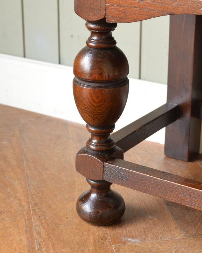 アンティークのキャビネット アンティーク家具 ブックケース 女性1人でラクラク運べちゃう仕掛けHandleのアンティークは、脚の裏にフェルトキーパーをお付けしています。(q-2265-f)