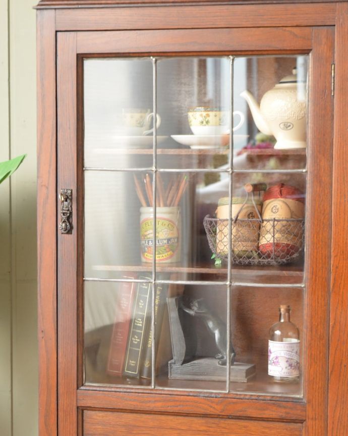 アンティークのキャビネット アンティーク家具 ブックケース ガラス越しに中をのぞいてみると・・・アンティークのガラスを通して中に入っているものを見ると、なんだかちょっと高級に見えるんです。(q-2265-f)