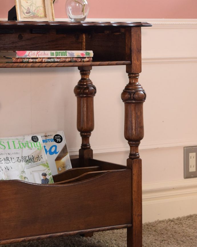 アンティークのテーブル　オケージョナルテーブル＜コンソールテーブル（英国/引き出し付き/下棚つき )商品UP用。アンティークらしい華やかなデザイン優雅なデザインのアンティーク家具は、壁の前に置くだけで、お部屋の中がグンッと格上げされます。(q-2266-f）)