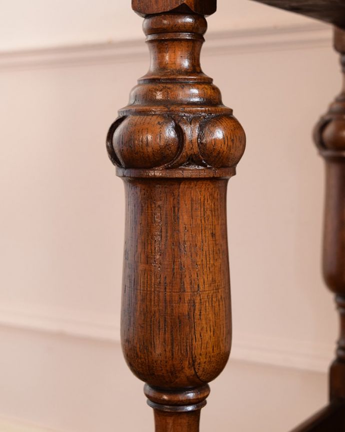 アンティークのテーブル　オケージョナルテーブル＜コンソールテーブル（英国/引き出し付き/下棚つき )商品UP用。うっとりする美しさアンティークだから手に入る美しい彫。(q-2266-f)