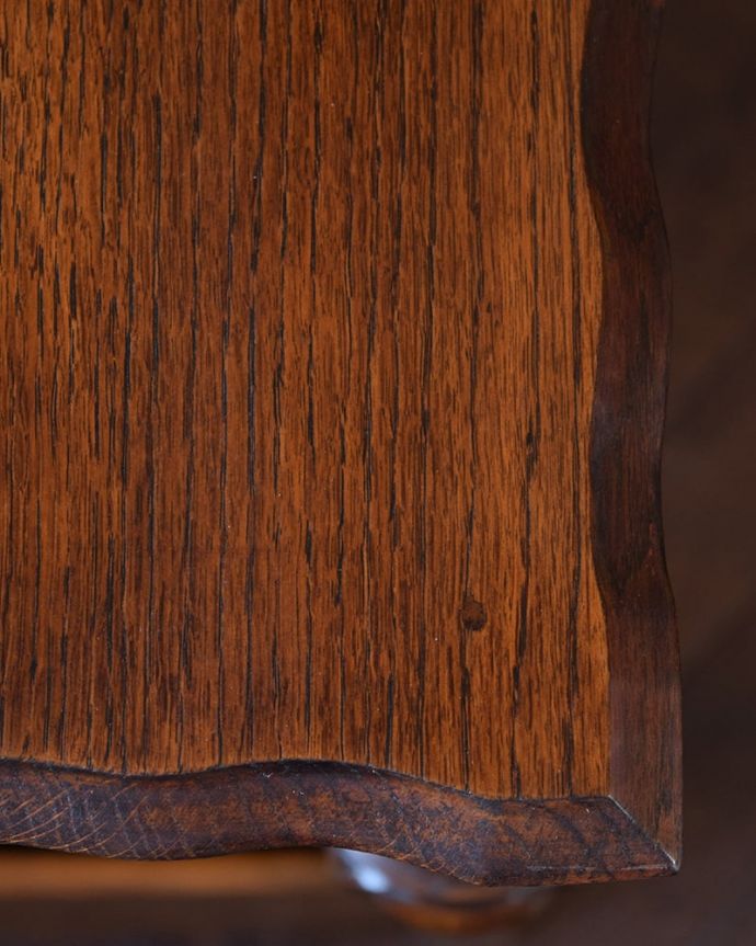 アンティークのテーブル　　オケージョナルテーブル＜コンソールテーブル（英国/引き出し付き/下棚つき )商品UP用。天板を近づいてみると…アンティークだから手に入れることが出来る天板に使われている銘木の美しさにうっとりです。(q-2266-f)