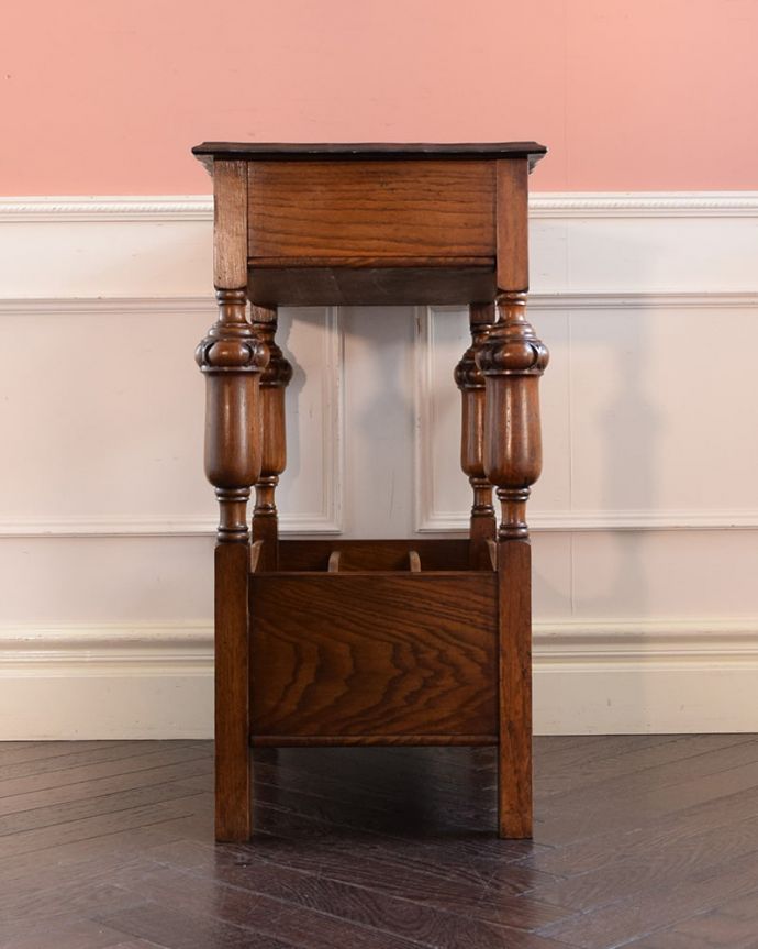 アンティークのテーブル　　オケージョナルテーブル＜コンソールテーブル（英国/引き出し付き/下棚つき )商品UP用。横から見ても素敵ですもちろん横から見られることも考えて、しっかり修復してあります。(q-2266-f)