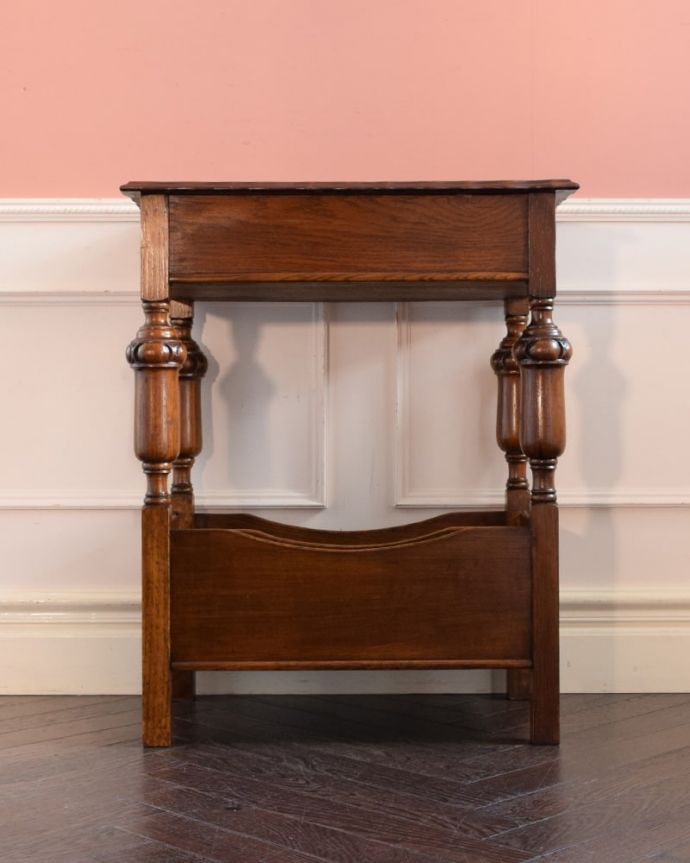アンティークのテーブル　オケージョナルテーブル＜コンソールテーブル（英国/引き出し付き/下棚つき )商品UP用。しっかり修復しましたアンティークは新品ではないので、もちろん経年変化によるキズはありますが、Handleでは専門の職人がしっかり修復したものだけをお送りしているので後ろ姿もキレイです。(q-2266-f)