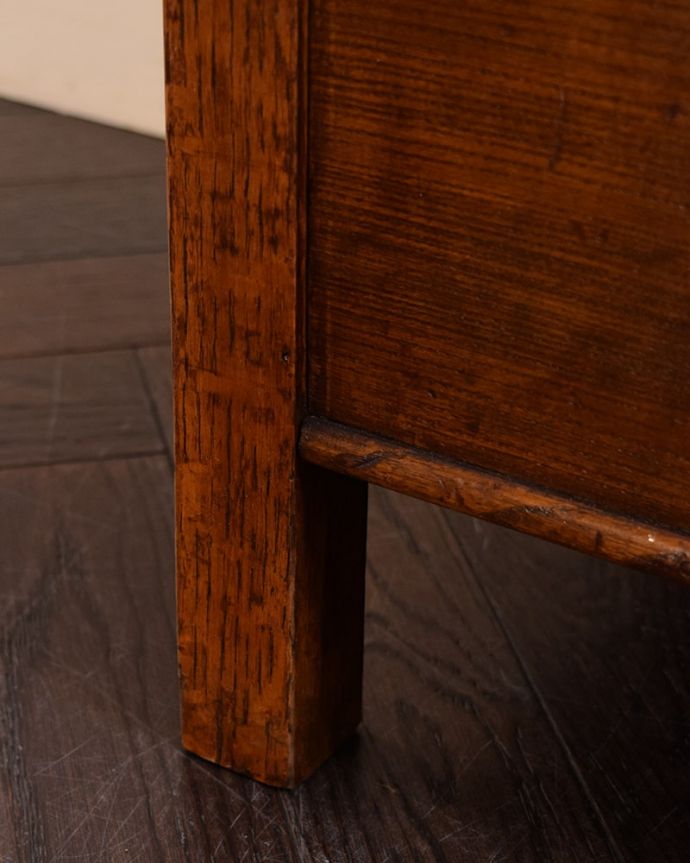 アンティークのテーブル　　オケージョナルテーブル＜コンソールテーブル（英国/引き出し付き/下棚つき )商品UP用。移動もラクラクですHandleのアンティークは、脚の裏にフェルトキーパーをお付けしています。(q-2266-f)