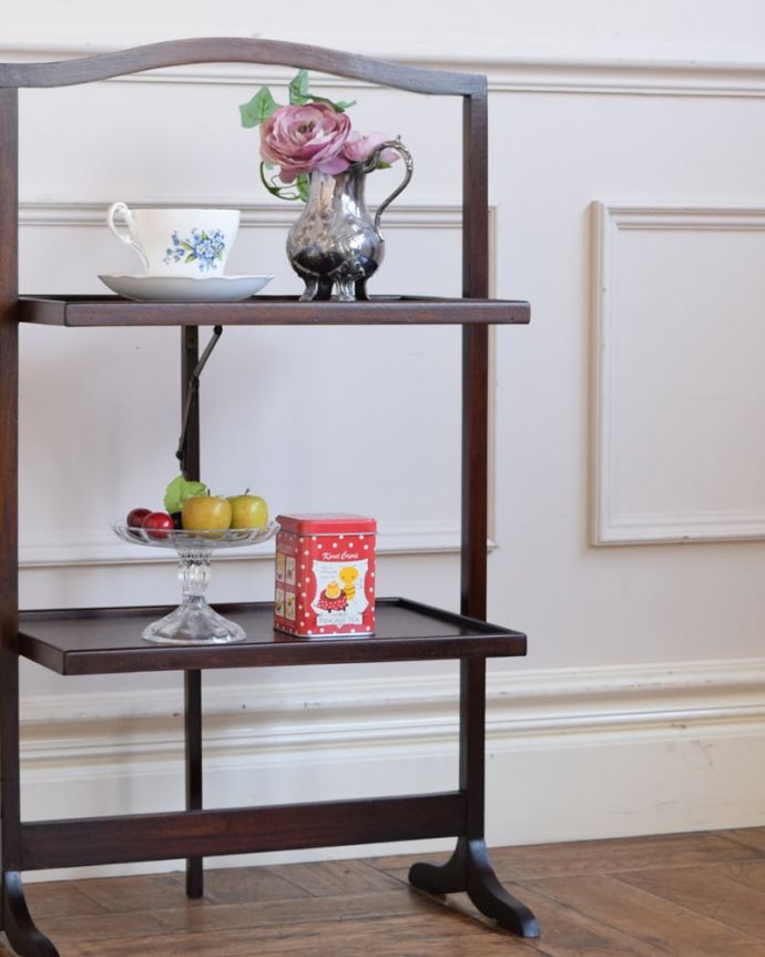 プランツスタンド・ケーキスタンド　アンティーク家具　ケーキスタンド　自分流の使い方で自由に楽しめますもともとお皿を乗せて運んで使っていた小さなアンティーク家具。(q-2267-f)