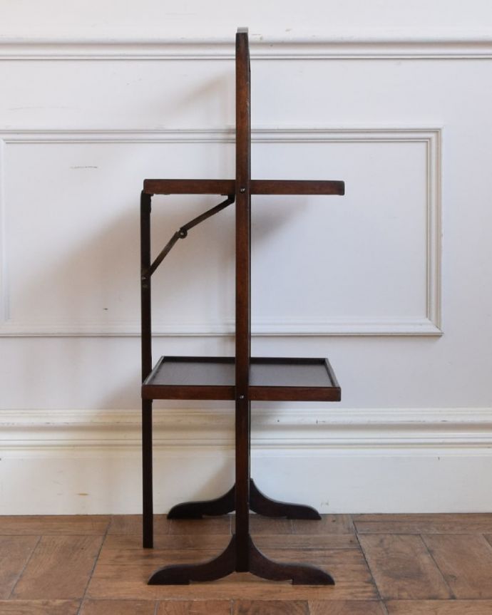 プランツスタンド・ケーキスタンド　アンティーク家具　ケーキスタンド　横から見るとこんな形アンティークは新品ではないので、経年変化によるキズはありますが、専門の職人がしっかり修復したのでキレイです。(q-2267-f)