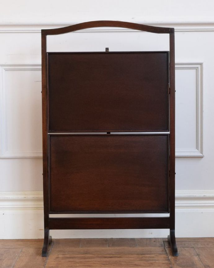 プランツスタンド・ケーキスタンド　アンティーク家具　ケーキスタンド　畳むとこんなにコンパクト正面から見るとスクリーンのように見える姿もなんだか上品です。(q-2267-f)