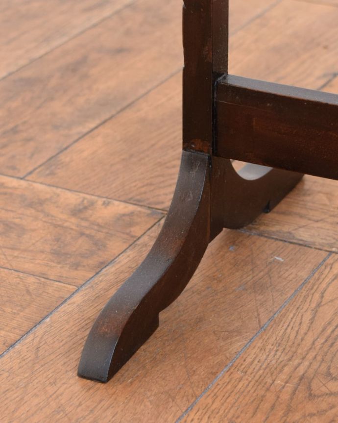 プランツスタンド・ケーキスタンド　アンティーク家具　ケーキスタンド　Handleの家具の脚の裏には･･･フェルトキーパーを貼ってお送りしていますので引きずっても床にキズが付きません。(q-2267-f)