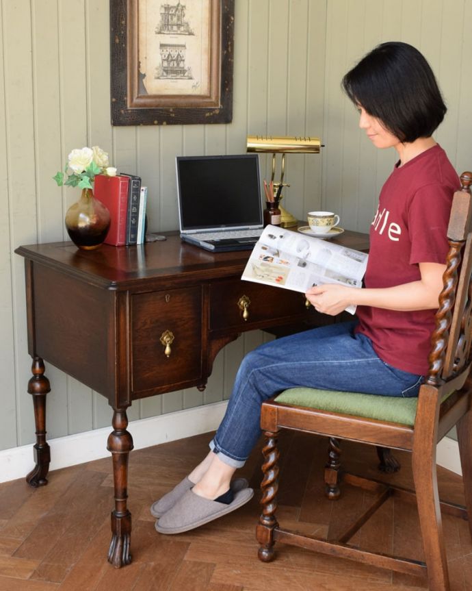 アンティークのデスク・書斎机　アンティーク家具　ライティングデスク　仕事している時間も、もっとカッコよくここに座るだけで、なんだかちょっとカッコよくなった気分。(q-2268-f)