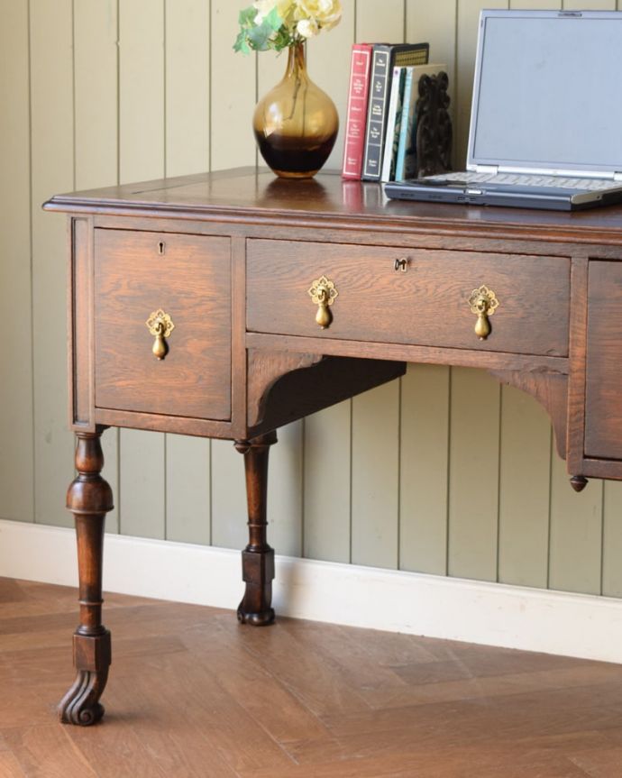 アンティークのデスク・書斎机　アンティーク家具　ライティングデスク　英国らしい豪華な彫りが美しい脚機能的なデザインのものが多いデスクだけに、アンティークらしく装飾が美しいものは目立ちます。(q-2268-f)