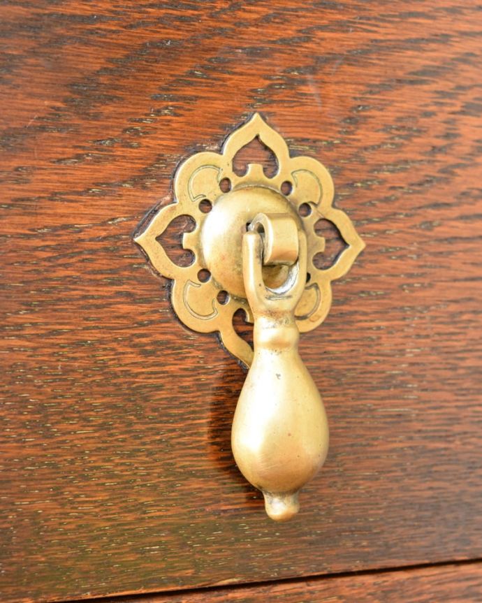 アンティークのデスク・書斎机　アンティーク家具　ライティングデスク　開ける度にワクワクする取っ手取っ手もアンティークらしく凝ったデザイン。(q-2268-f)
