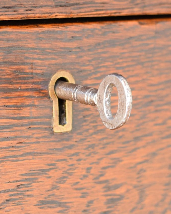アンティークのデスク・書斎机　アンティーク家具　ライティングデスク　鍵を使って開けてみましょうおとぎ話から出てきたような可愛いアンティークの鍵で開け閉め出来ます。(q-2268-f)