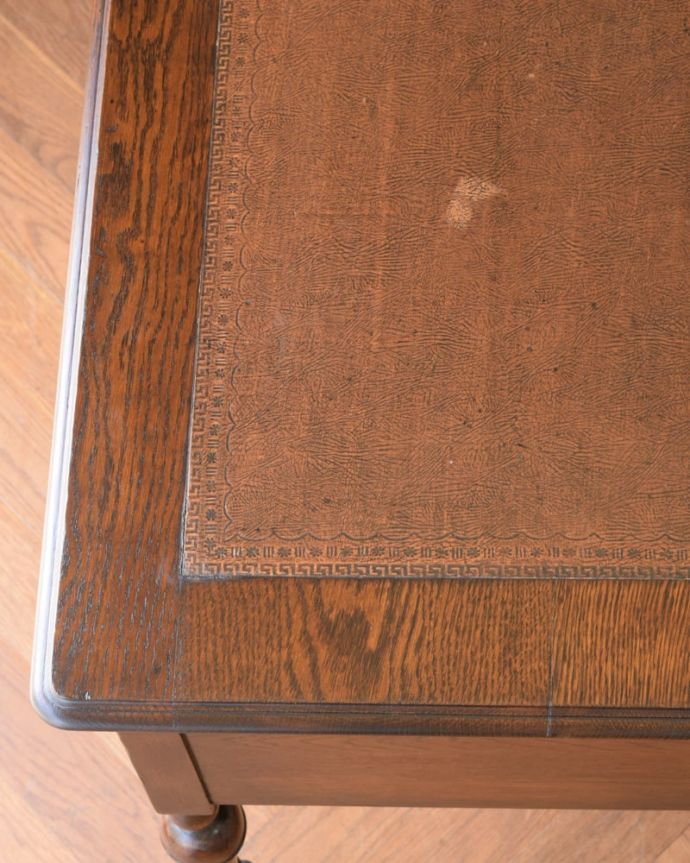 アンティークのデスク・書斎机　アンティーク家具　ライティングデスク　天板を近くから見ると･･･デスクは天板を使う家具なので、キレイにお直ししました。(q-2268-f)