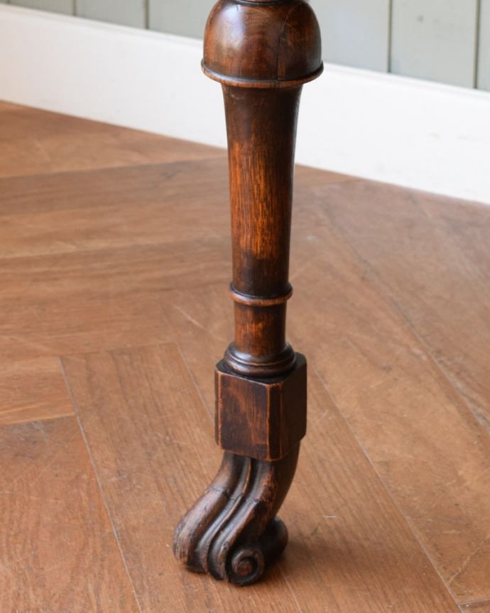 アンティークのデスク・書斎机　アンティーク家具　ライティングデスク　女性1人でラクラク運べちゃう仕掛けHandleのアンティークは、脚の裏にフェルトキーパーをお付けしています。(q-2268-f)