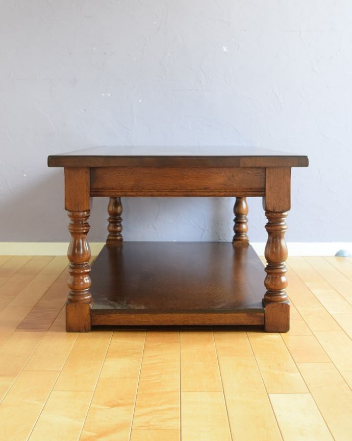 コーヒーテーブルの後ろ姿