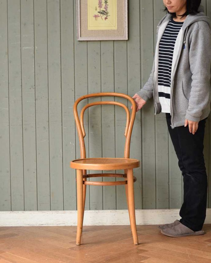 ベントウッドチェア アンティーク チェア 珍しい明るいカラー、英国のアンティークベントウッドチェア。一本の木をぐにゅっと曲げたベントウッドチェア背もたれのデザインが特長のベントウッドチェア。(q-227-c)