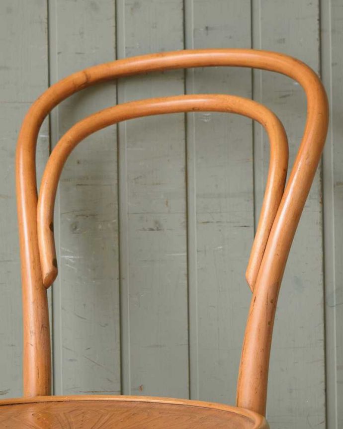ベントウッドチェア アンティーク チェア 珍しい明るいカラー、英国のアンティークベントウッドチェア。美しいだけじゃなくて強い!背もたれは木を切り出しているのではなく、1本の木材を蒸気で蒸して曲げているので、繊維が断ち切られず粘りがあって丈夫なんです。(q-227-c)