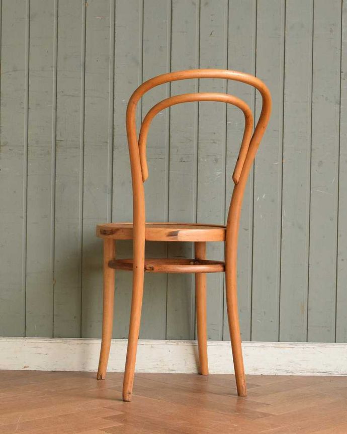 ベントウッドチェア アンティーク チェア 珍しい明るいカラー、英国のアンティークベントウッドチェア。後ろ姿にも自信があります!アンティークは新品ではないので経年変化によるキズはありますが、しっかり修復して組み直したので安心して座って頂けます。(q-227-c)