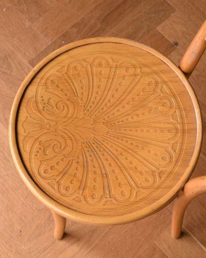 ベントウッドチェア アンティーク チェア 珍しい明るいカラー、英国のアンティークベントウッドチェア。座面にも個性があります背もたれだけじゃなく座面にも注目!丸くて可愛い座面がベントウッドの特長です。(q-227-c)