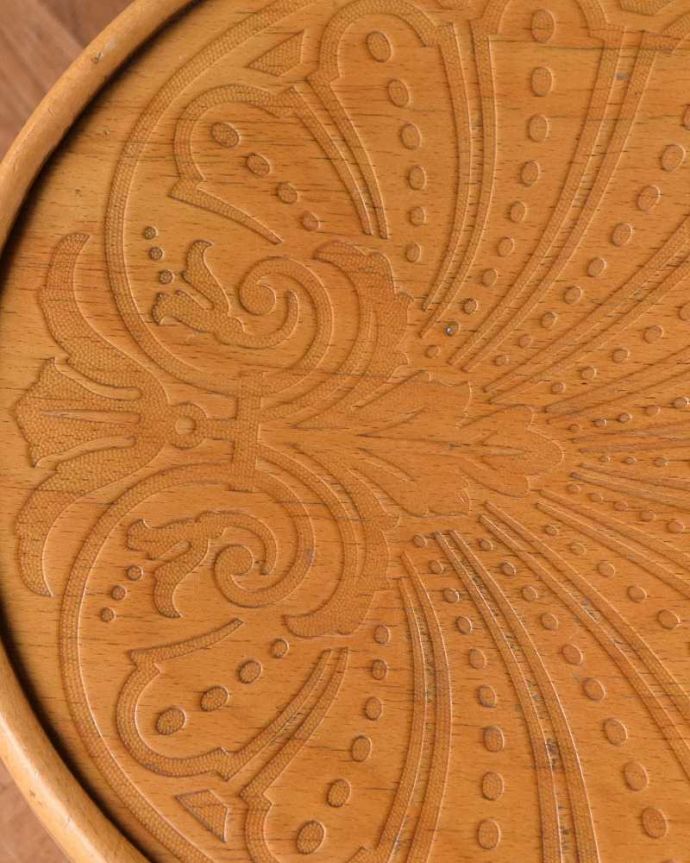 ベントウッドチェア アンティーク チェア 珍しい明るいカラー、英国のアンティークベントウッドチェア。近くで見てみるとそれぞれ模様が違うベントウッドチェアの座面。(q-227-c)