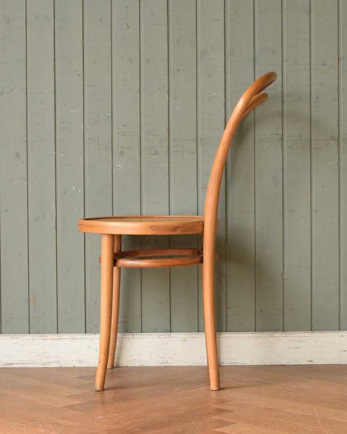 ベントウッドチェア アンティーク チェア 珍しい明るいカラー、英国のアンティークベントウッドチェア。横顔も英国らしいカッコよさ英国のパブの雰囲気たっぷりのベントウッドチェアは、横から見てもカッコイイんです。(q-227-c)