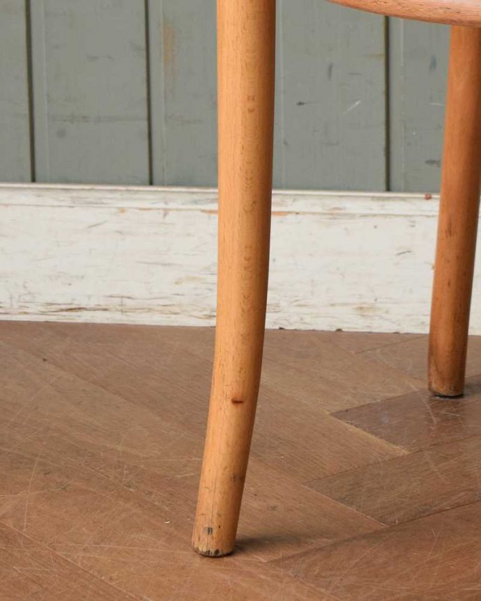 ベントウッドチェア アンティーク チェア 珍しい明るいカラー、英国のアンティークベントウッドチェア。移動もラクラクHandleのアンティークチェアの脚の裏には、フェルトキーパーをお付けしていますので、床を滑らせてお使い頂けます。(q-227-c)