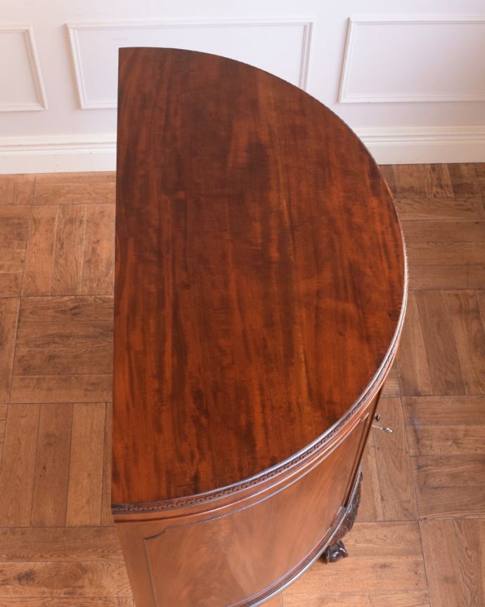 アンティークのキャビネット アンティーク家具 (ハーフムーン)サイドボード 上から見てるとこんな感じです。(q-2272-f)