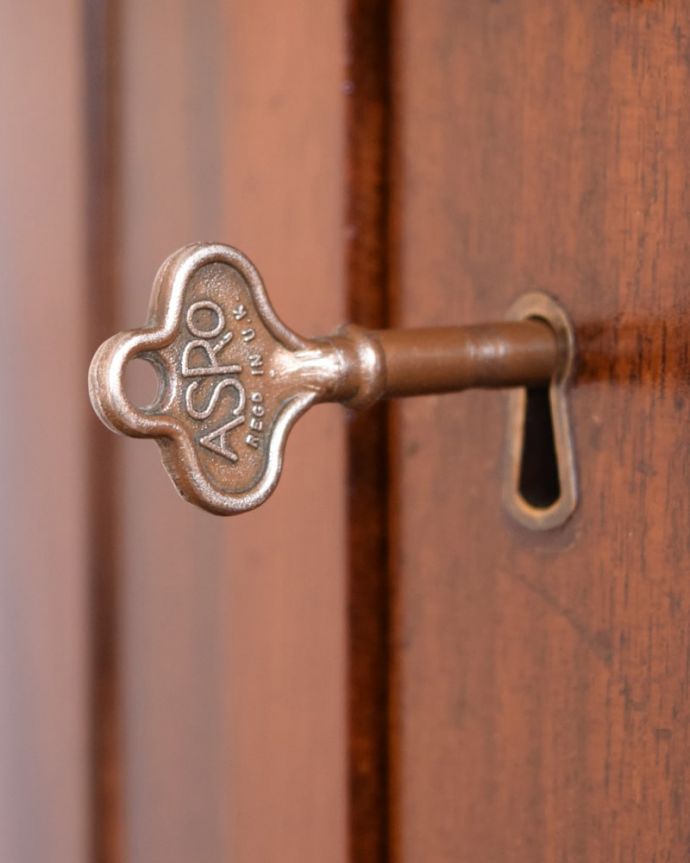 アンティークのキャビネット アンティーク家具 (ハーフムーン)サイドボード 小さなパーツにもこだわりが取っ手だけを見ても現代の家具より質感がいいのがわかります。(q-2272-f)