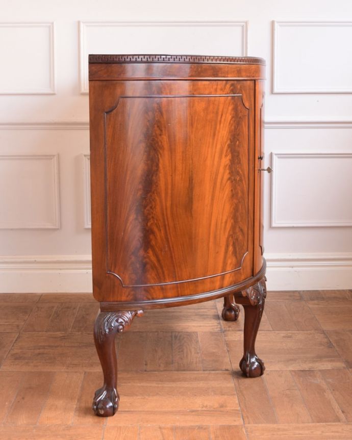 アンティークのキャビネット アンティーク家具 (ハーフムーン)サイドボード もちろん横から見てもステキ横顔にだって妥協しません。(q-2272-f)