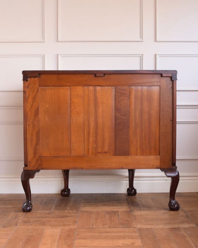 アンティークのキャビネット アンティーク家具 (ハーフムーン)サイドボード さらに後ろ姿もチェックアンティークは新品ではないので経年変化によるキズはありますが、専門の職人が修復したので後ろ姿までキレイです。(q-2272-f)