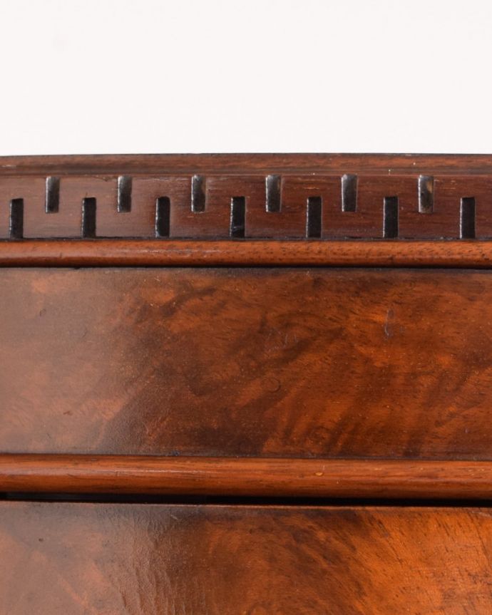 アンティークのキャビネット アンティーク家具 (ハーフムーン)サイドボード 惚れ惚れするような美しさとっても堅い無垢材に一体どうやって彫っていったんでしょう?アンティークらしく細かい彫りを眺めているだけでうっとりしてしまいます。(q-2272-f)