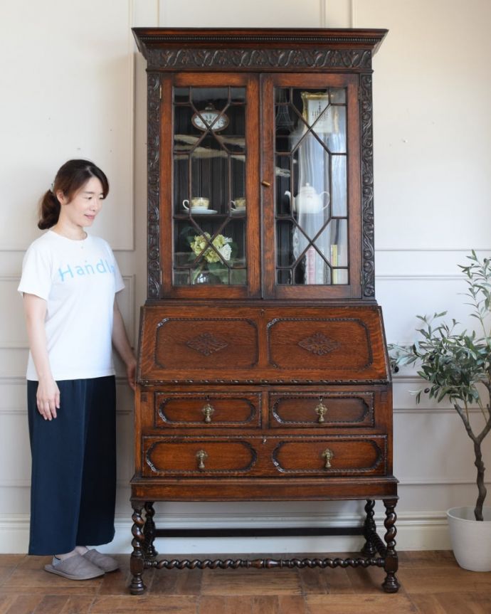 ビューロー　アンティーク家具　ビューローブックケース　1つで3役こなしちゃう贅沢な家具見た目はガラスキャビネットなのに、デスクとチェストの機能も備えたビューローブックケース。(q-2273-f)